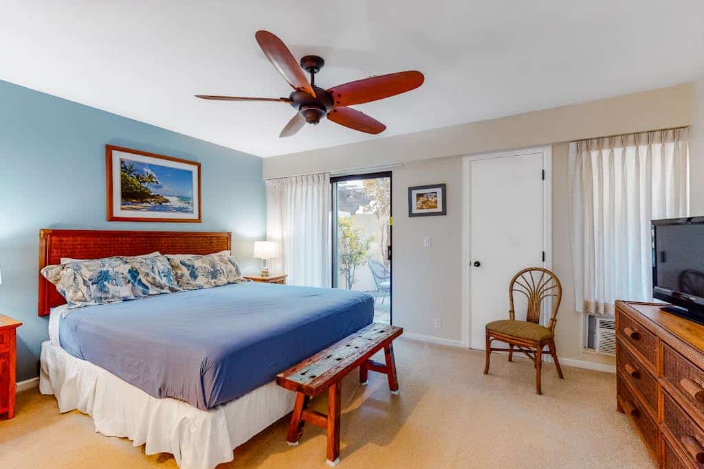 Walkable condo with two pools, hot tub, tennis, grill & beach access