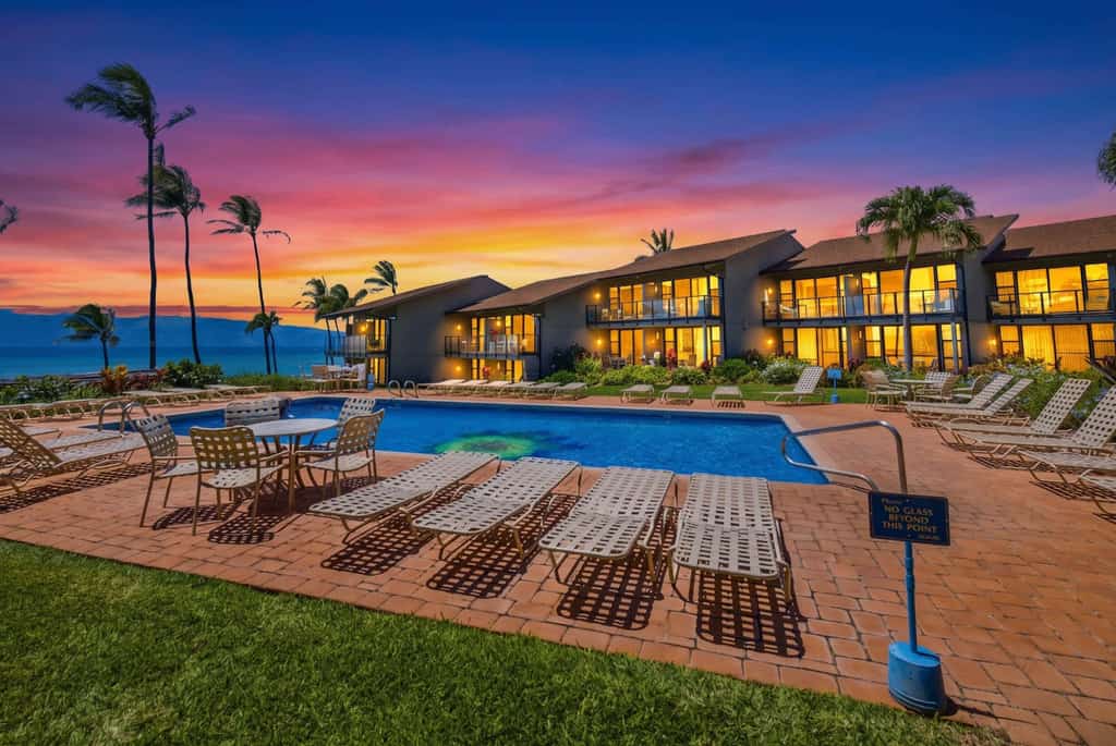 Island dwelling near the beach with pool, grills, & high-speed WiFi