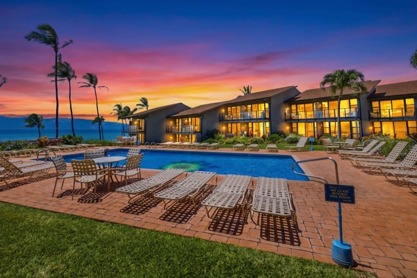 Island dwelling near the beach with pool, grills, & high-speed WiFi