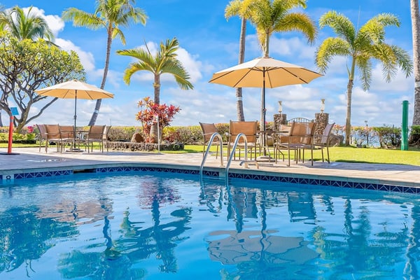 Beachfront condo with ocean-view patio, central ac, pool & beach access