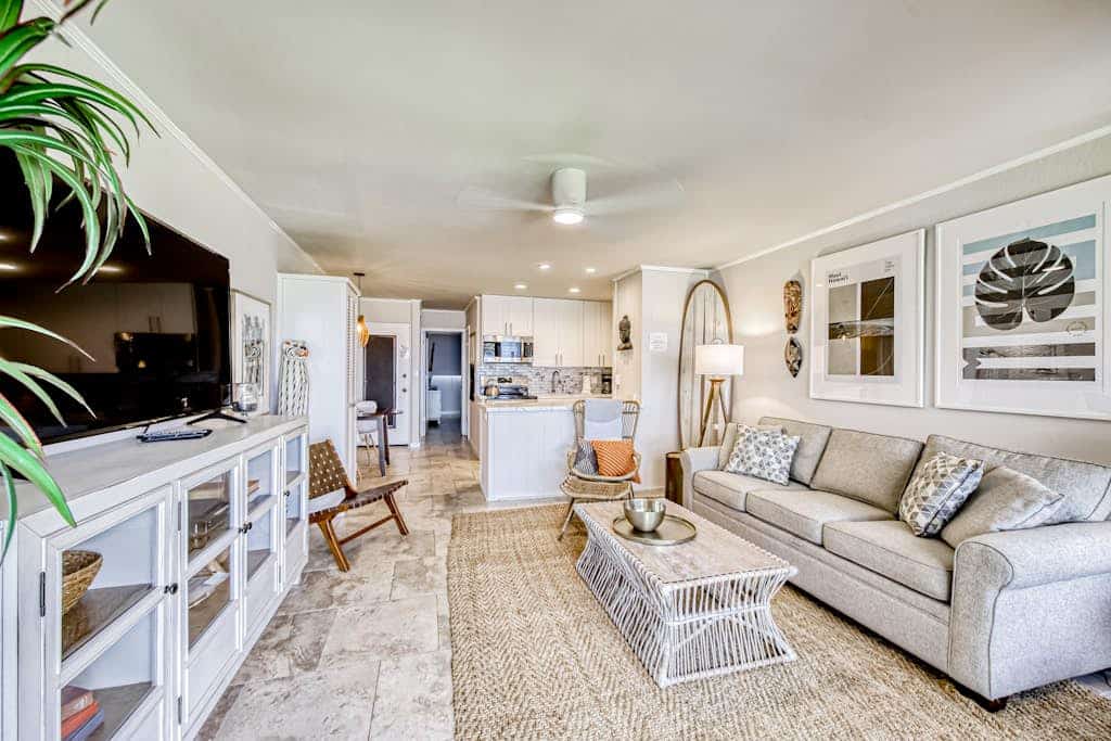 Cozy condo with ocean view, shared pool & high-speed WiFi - walk to the beach!