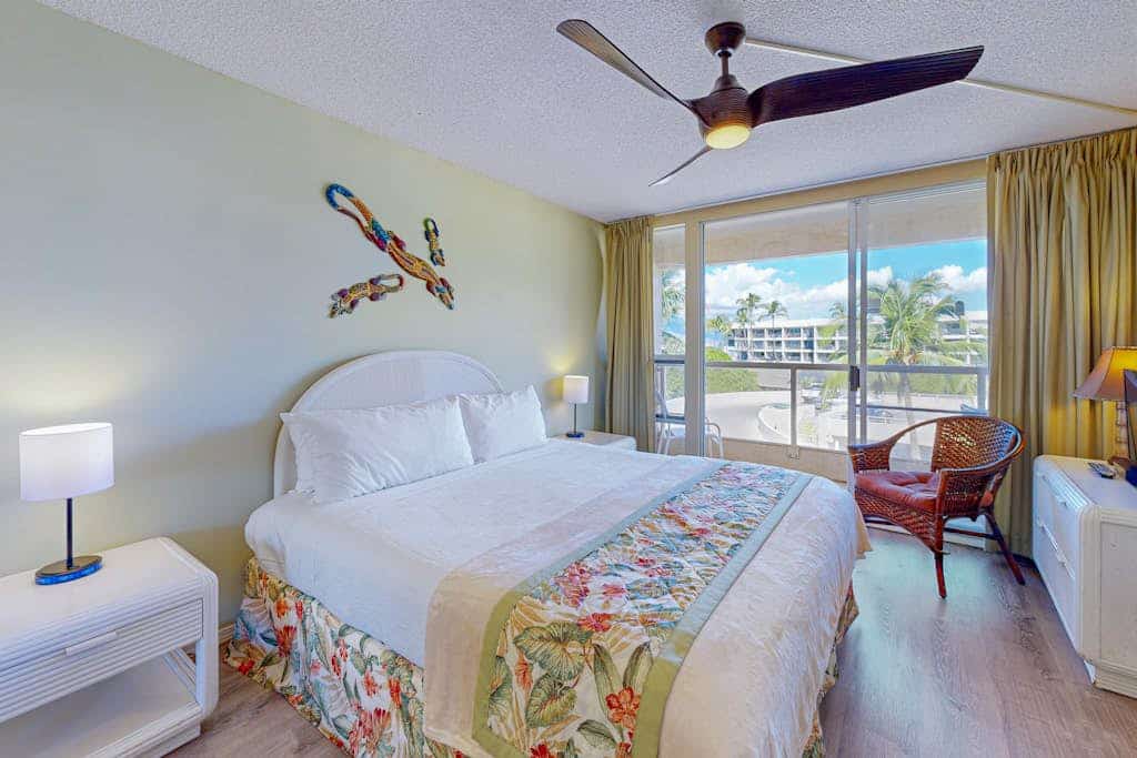 Updated ocean-view condo with 2 pools & hot tubs - walk to beach / dining