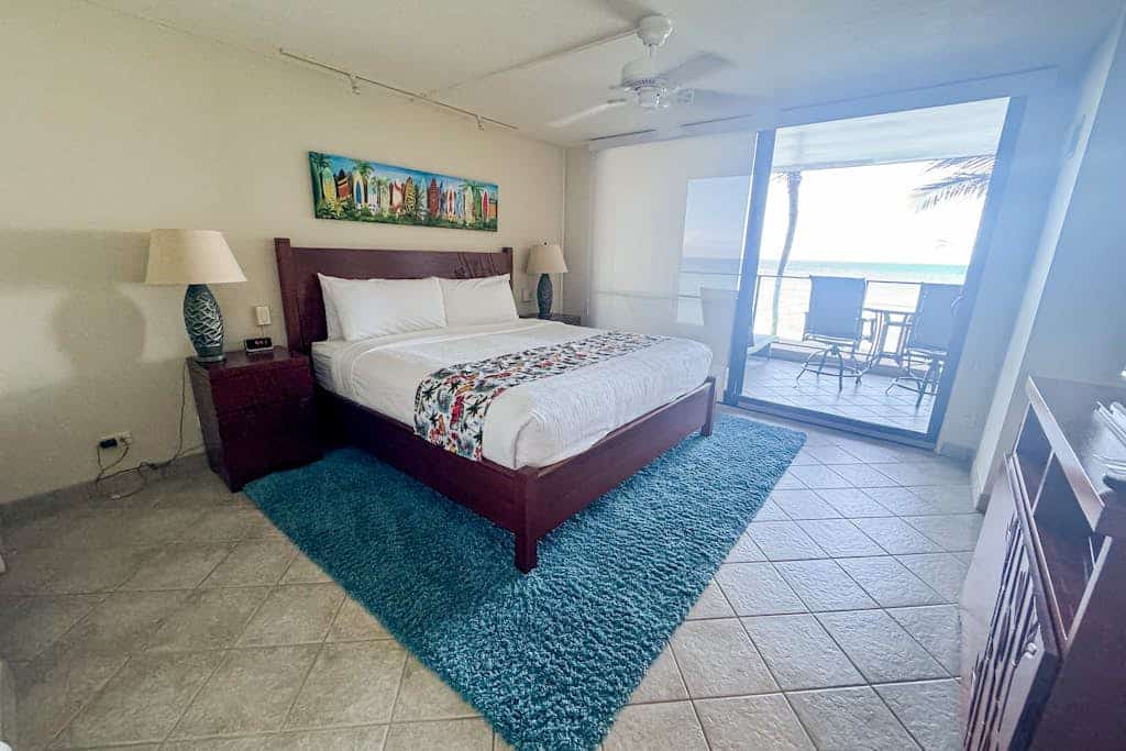 August Sale!
Oceanfront condo with lanai, central AC, W/D, pool, hot tub & beach access
