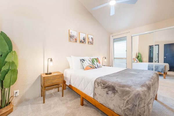 Enchanting ocean view condo with pool, lanai, full kitchen, & washer/dryer