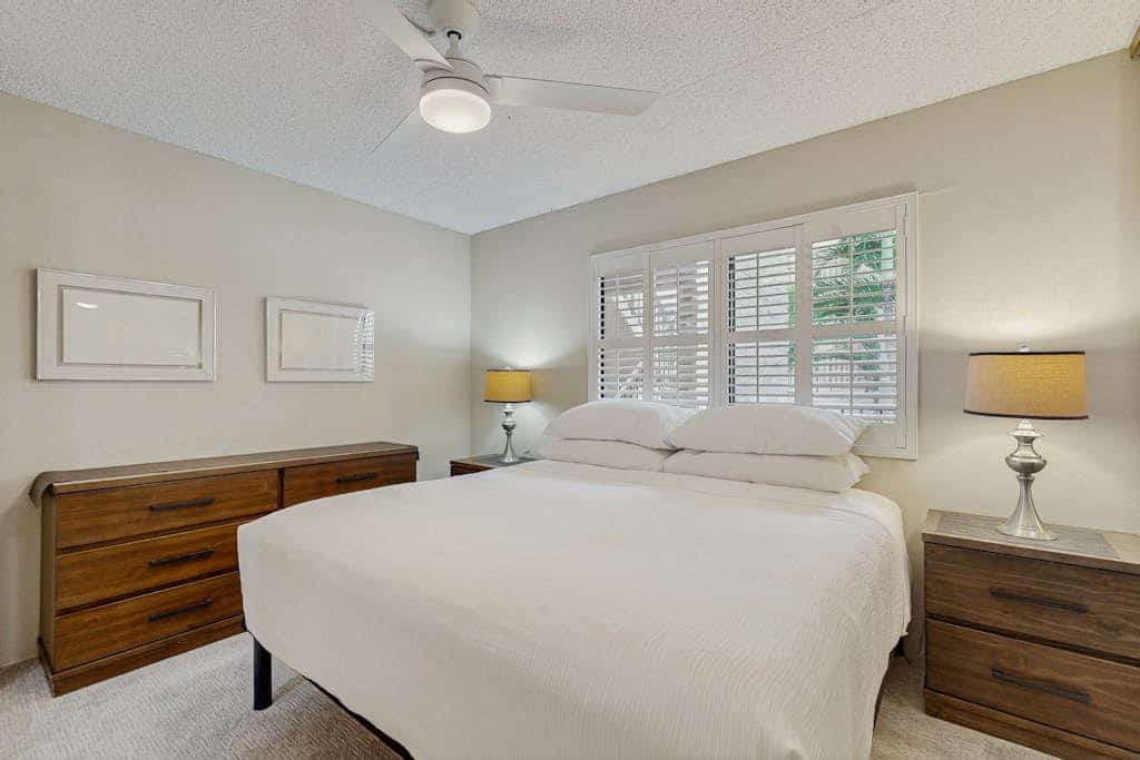 Brightly updated ocean view condo w/ shared pool, A/C, WiFi. 3 minute walk to the beach!