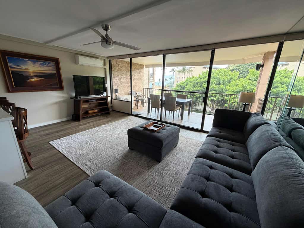 Brightly updated ocean view condo w/ shared pool, A/C, WiFi. 3 minute walk to the beach!