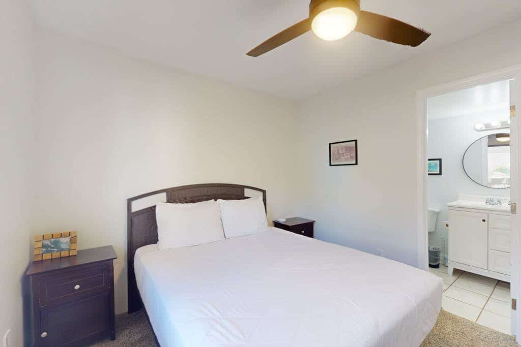 Top-floor condo with ocean-view balcony, central AC, washer/dryer, & shared pool