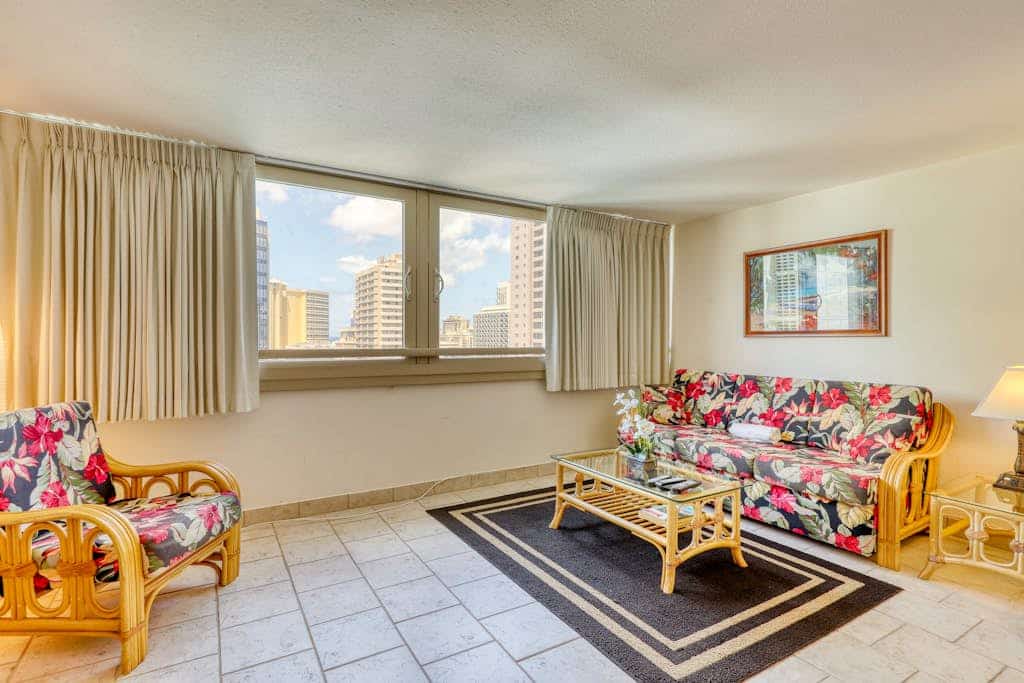 Conveniently located condo with pool & hot tub - private lanai