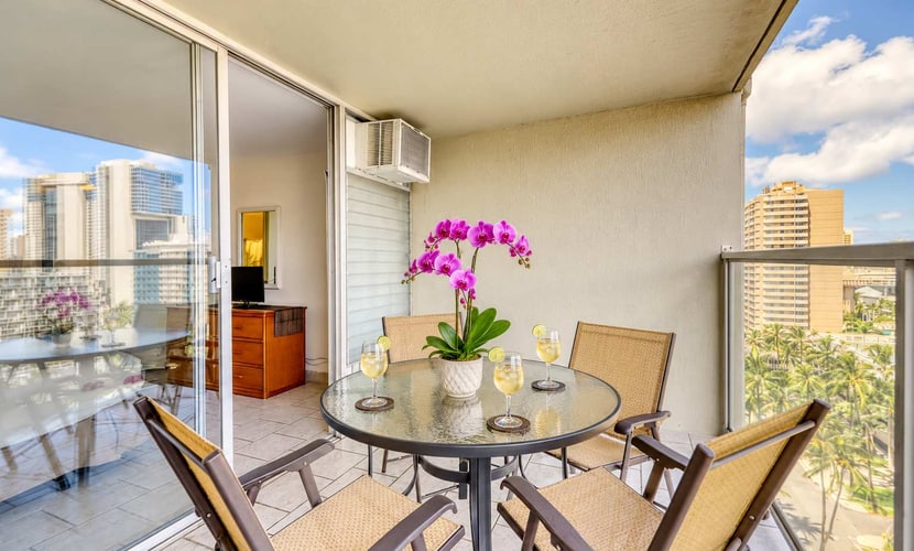 Conveniently located condo with pool & hot tub - private lanai