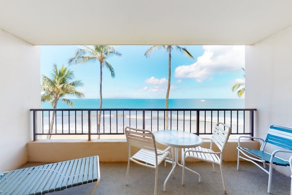Charming oceanfront condo with lovely views - pool, hot tub & sauna on-site