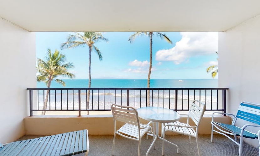 Charming oceanfront condo with lovely views - pool, hot tub & sauna on-site