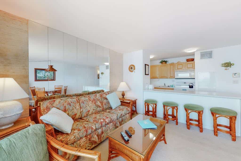 Charming oceanfront condo with lovely views - pool, hot tub & sauna on-site