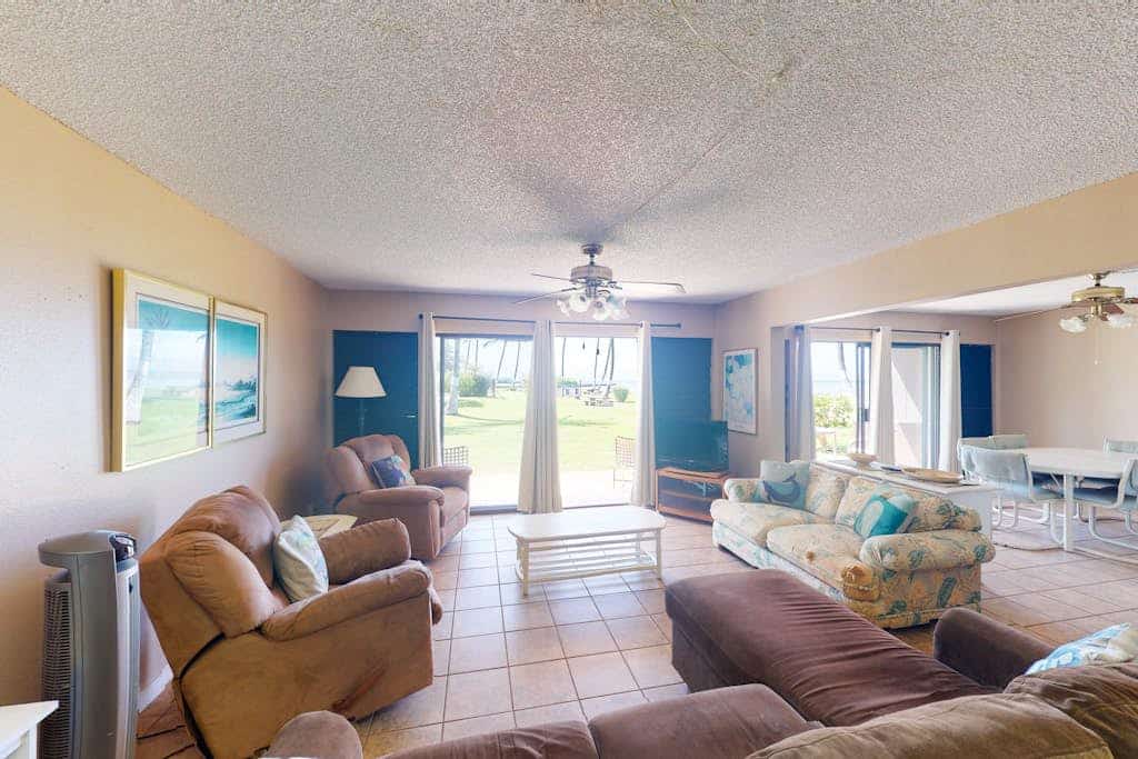 Large, ground-floor condo with outdoor pool, grills, full kitchen & WiFi