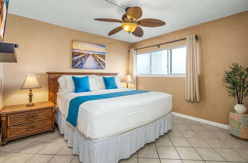 Comfortable ocean-view condo with WIFI, spacious lanai & pool - great location