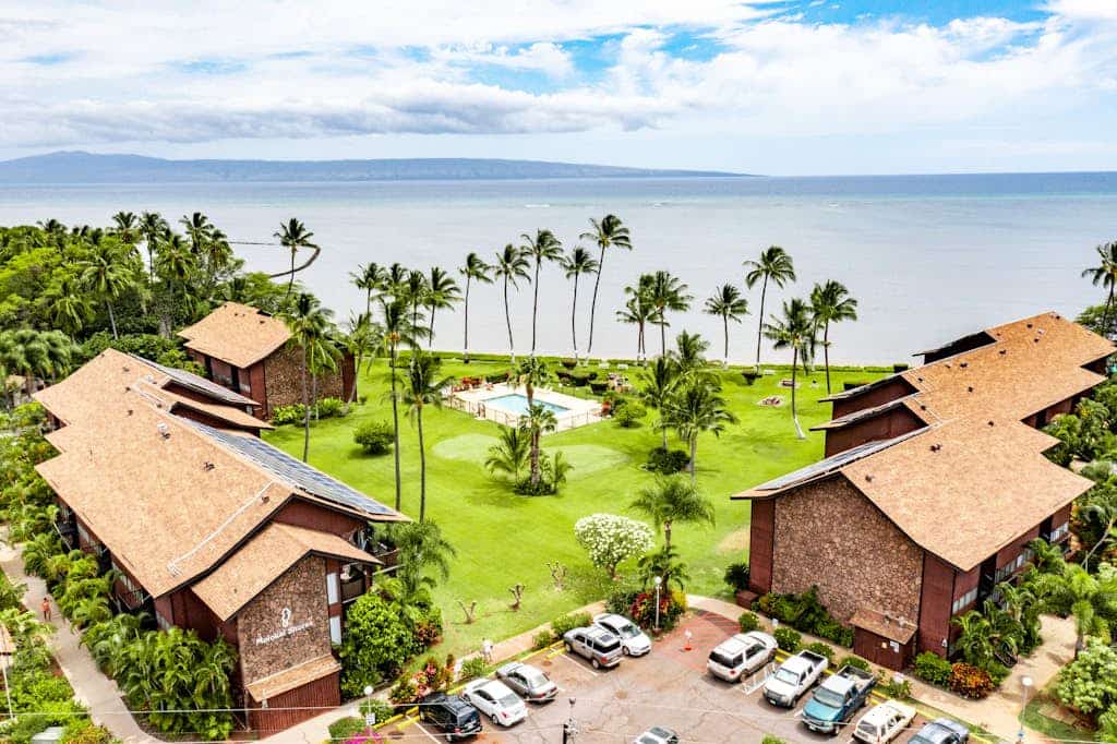 Secluded, third-floor condo with ocean views, WiFi & outdoor pool