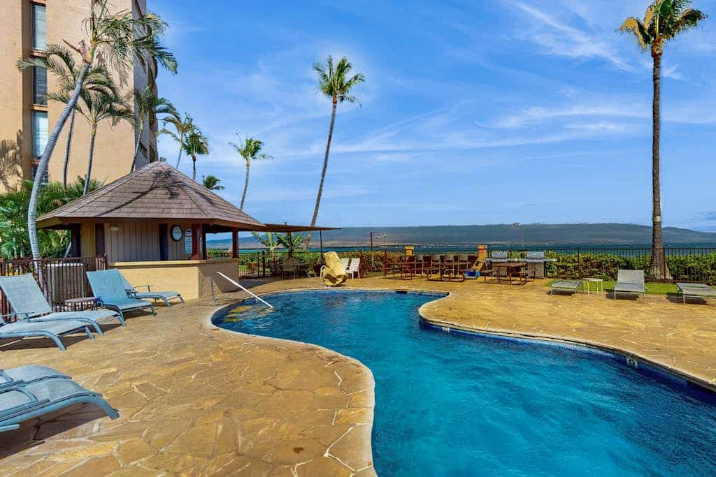 Oceanfront 3rd-floor condo with heated pool, BBQ, gorgeous ocean views, balcony