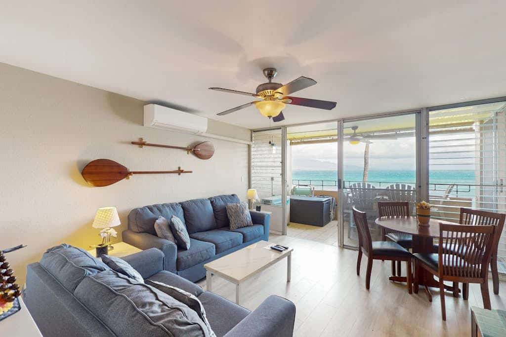 Oceanfront 3rd-floor condo with heated pool, BBQ, gorgeous ocean views, balcony