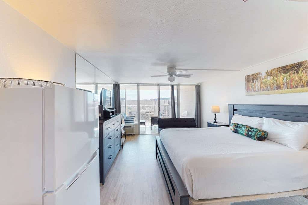 Studio with views of Diamond Head, private lanai, pool & hot tub