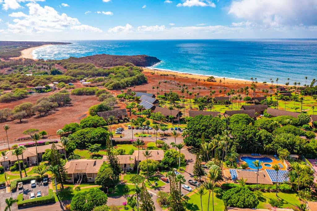 Beach/garden-view condo with wraparound lanai, pool, tennis courts, & hot tub