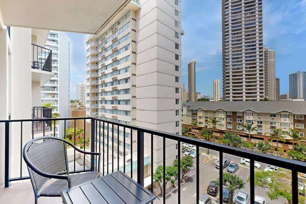 Stylish studio with private balcony & WIFI - steps to Waikiki beaches