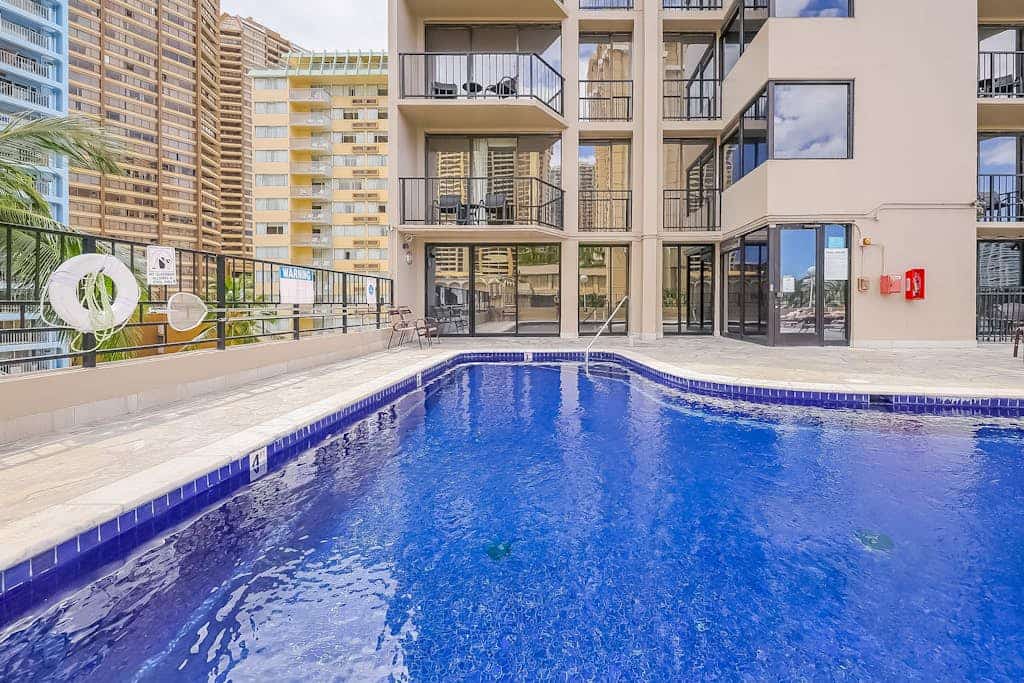 Stylish studio with private balcony & WIFI - steps to Waikiki beaches