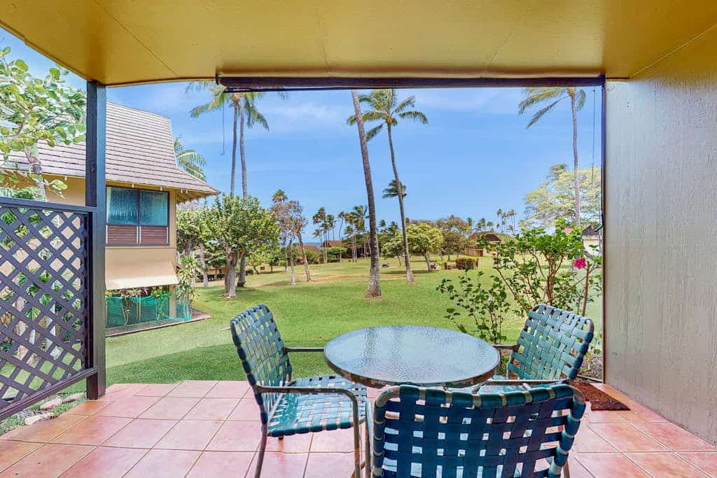 Charming studio on the 1st-Floor w/ ocean view, lanai, gas grills, pool, W&D