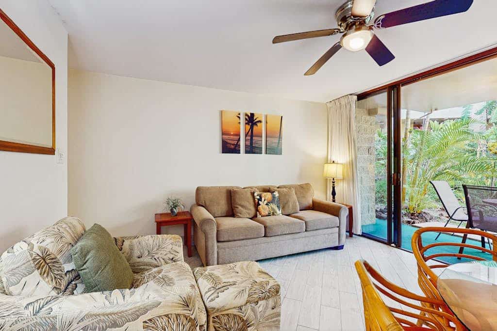 Charming first-floor condo next to the ocean with shared pool, hot tub & grills