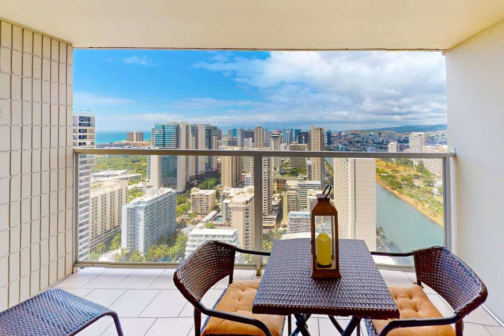 Deluxe studio with kitchenette, furnished lanai, pool, & hot tub