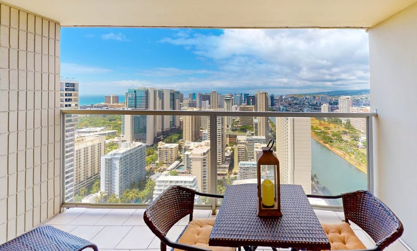 Deluxe studio with kitchenette, furnished lanai, pool, & hot tub