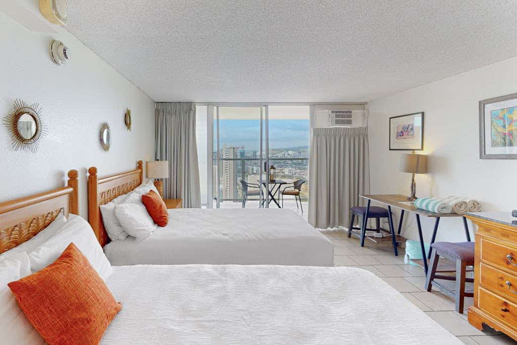 Deluxe studio with kitchenette, furnished lanai, pool, & hot tub