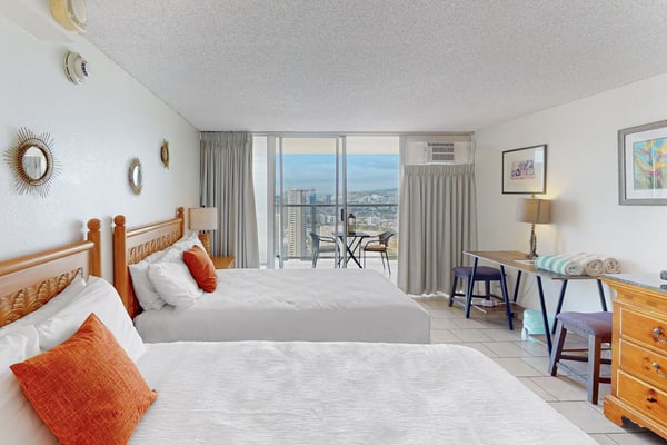 Deluxe studio with kitchenette, furnished lanai, pool, & hot tub