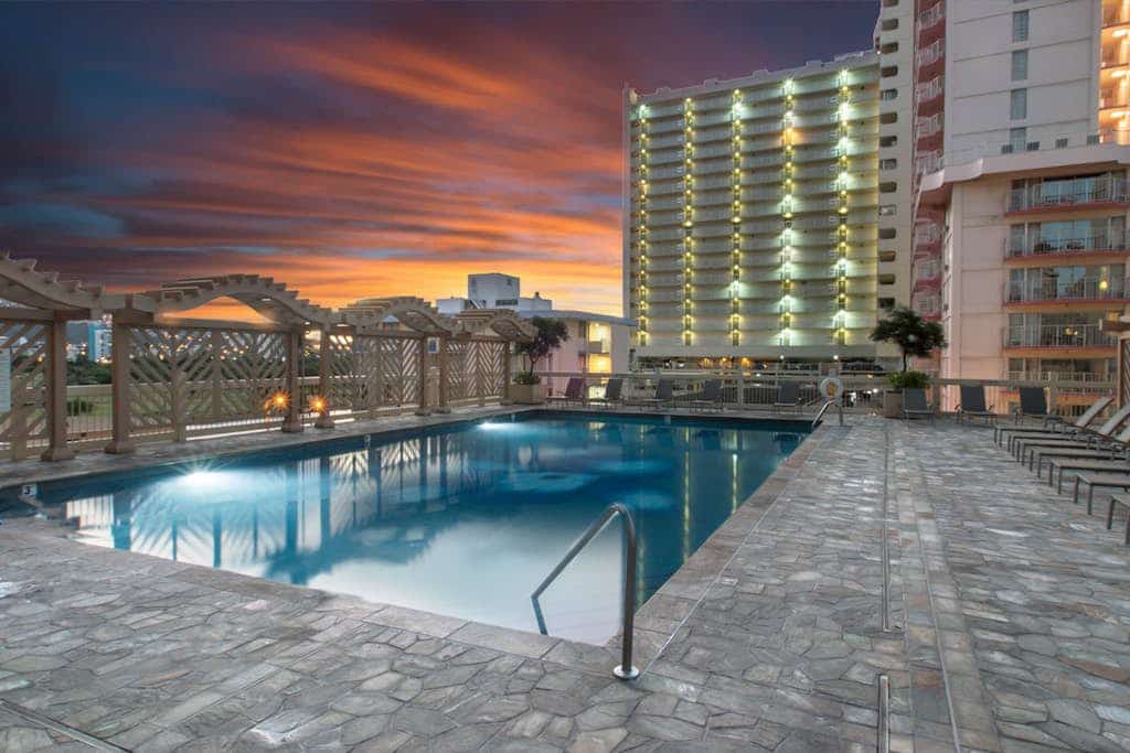 Deluxe studio with kitchenette, furnished lanai, pool, & hot tub