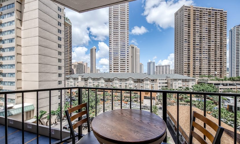 City-view studio with balcony & WiFi - mere steps from Waikiki beaches