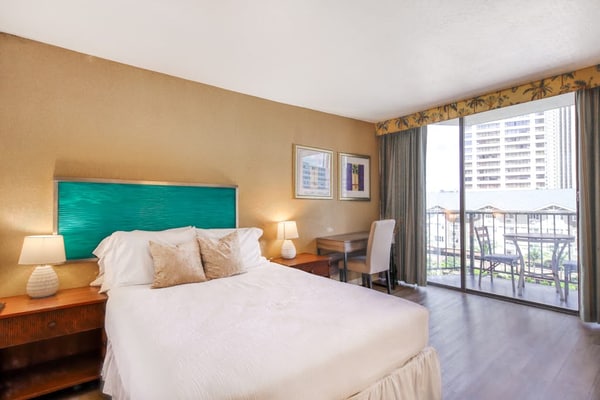 City-view studio with balcony & WiFi - mere steps from Waikiki beaches