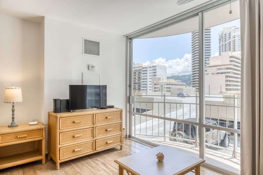 City View Studio w/AC, Free WiFi, & On-Site Restaurant- Walk to Waikiki Beaches