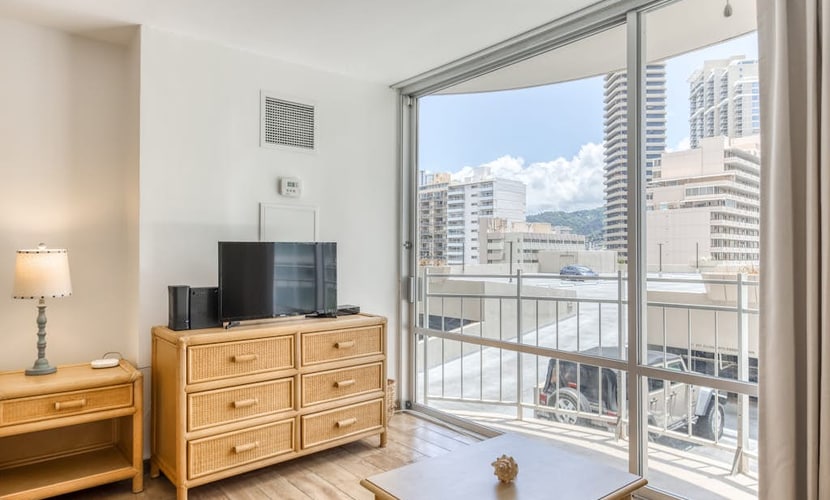 City View Studio w/AC, Free WiFi, & On-Site Restaurant- Walk to Waikiki Beaches
