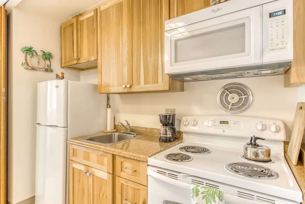 City View Studio w/AC, Free WiFi, & On-Site Restaurant- Walk to Waikiki Beaches