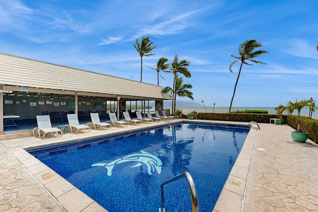 Charming 1st floor oceanfront condo with shared pool, tennis courts & W/D
