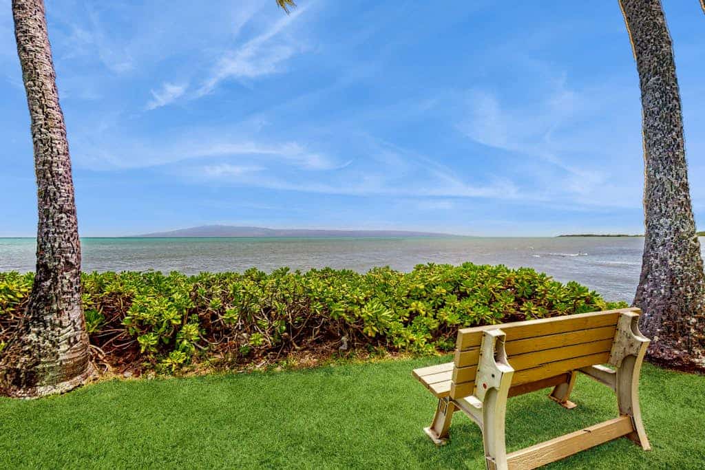 Charming 1st floor oceanfront condo with shared pool, tennis courts & W/D