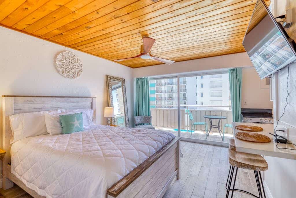 Downtown studio near attractions with amazing views, balcony, & full kitchen