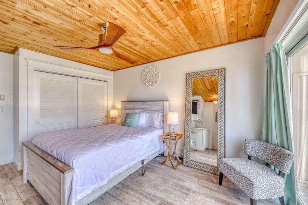 Downtown studio near attractions with amazing views, balcony, & full kitchen