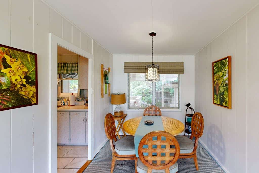 Beautifully restored cottage with AC in bedrooms - two blocks to beach & harbor