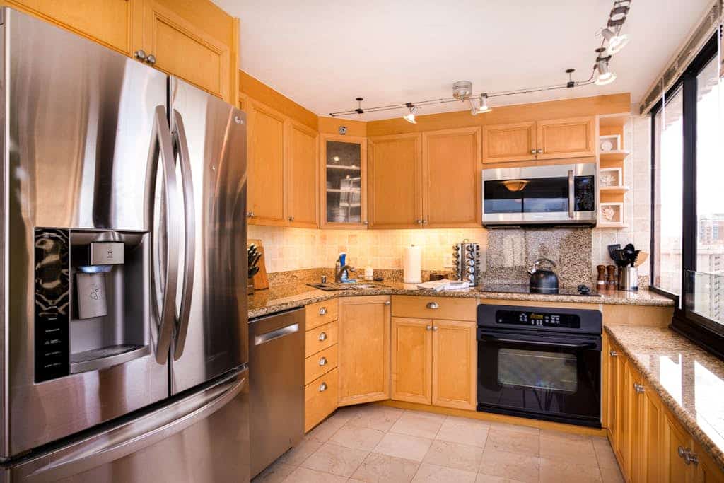 Ocean view condo with a pool, hot tub, gym & WiFi - snowbird-friendly