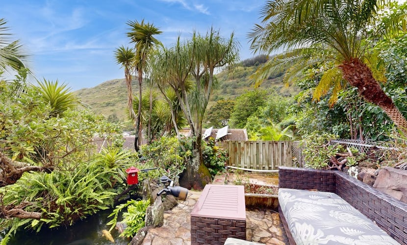 Zen home with fast WiFi, washer/dryer, koi pond & large lanai