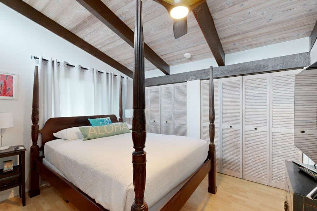Zen home with fast WiFi, washer/dryer, koi pond & large lanai