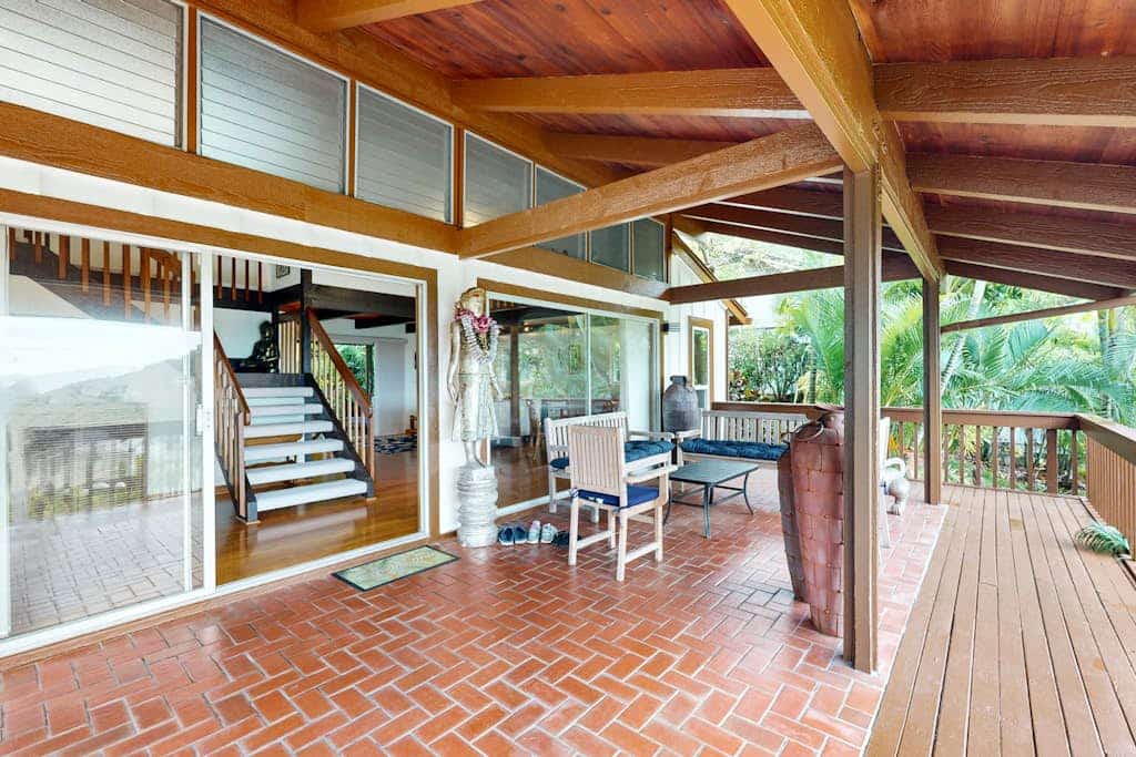 Zen home with fast WiFi, washer/dryer, koi pond & large lanai
