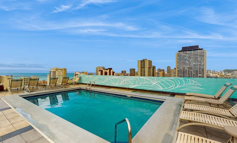 Cozy studio with lanai & water views - shared hot tub, rooftop pool and sauna