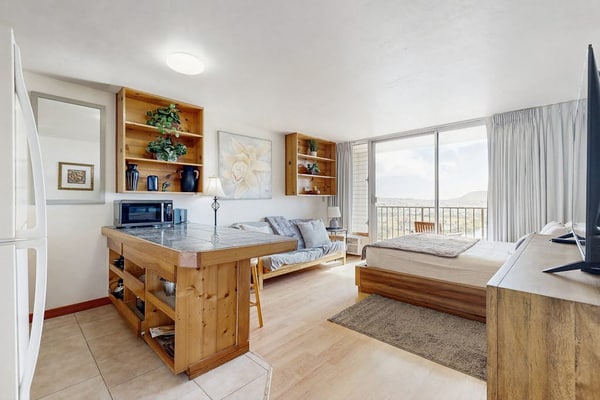 Cozy studio with lanai & water views - shared hot tub, rooftop pool and sauna