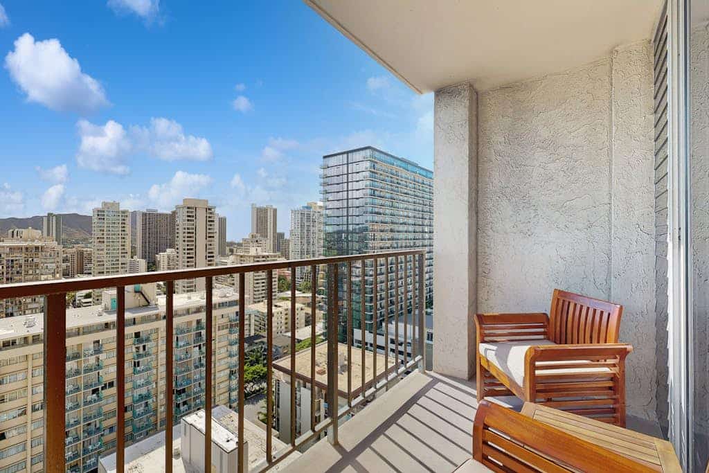 Cozy studio with lanai & water views - shared hot tub, rooftop pool and sauna