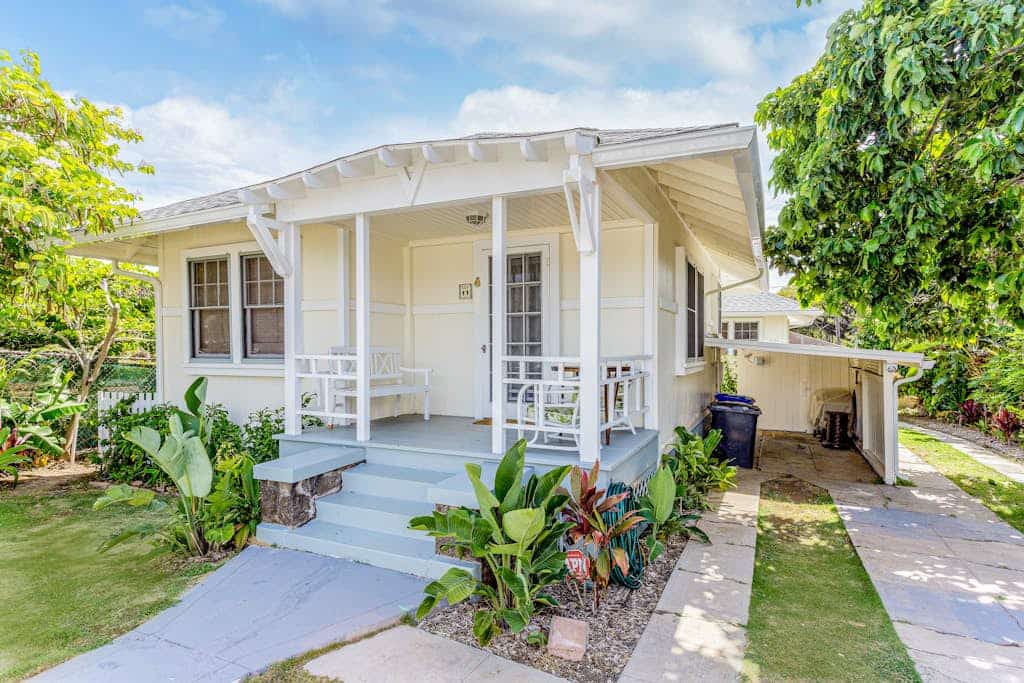 Two Hawaiian cottages with Diamond Head views - walk to Waikiki